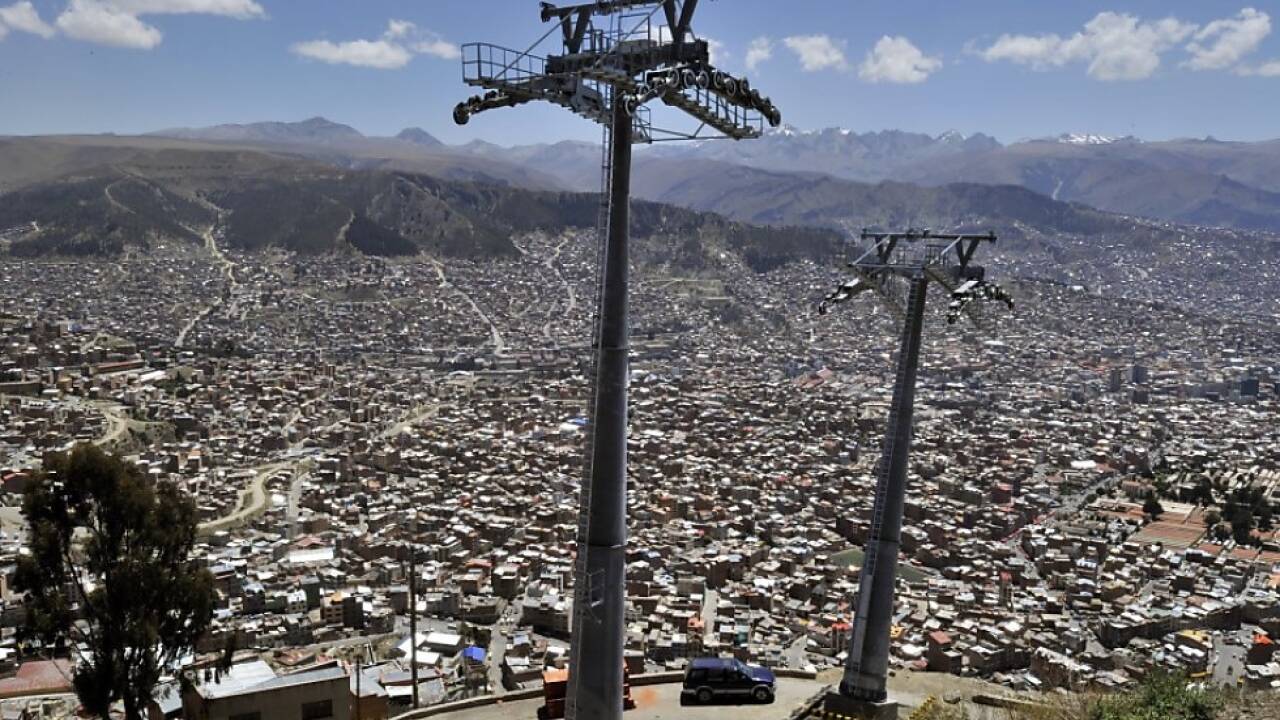 Die neue Seilbahn verbindet La Paz und El Alto  Die neue Seilbahn verbindet La Paz und El Alto