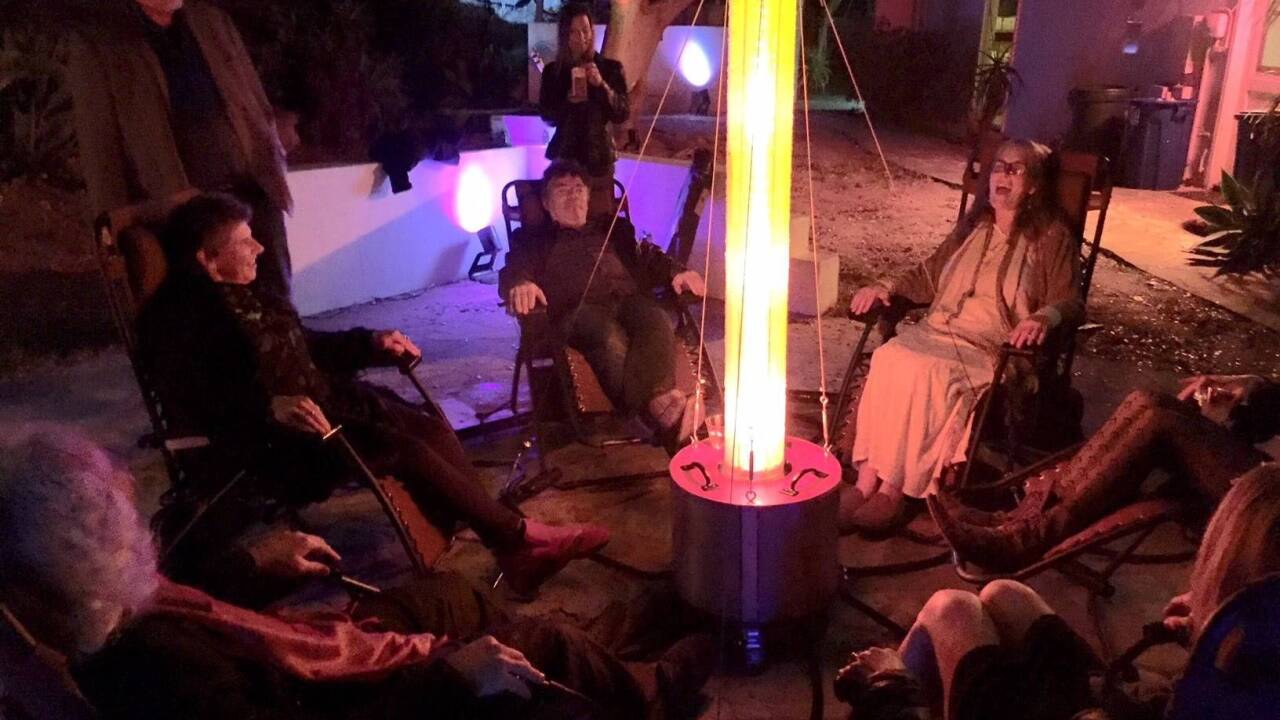 Eine Lichtsäule in der Mitte zeigt die Herzmuskelaktivitäten der Teilnehmer an. 