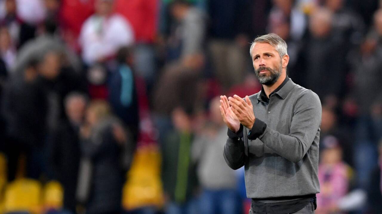Marco Rose applaudiert.  