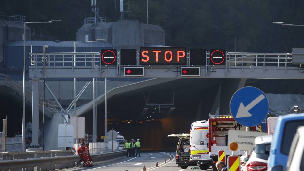 So sieht es im Tunnel an der Unglücksstelle nach den Löscharbeiten aus. 