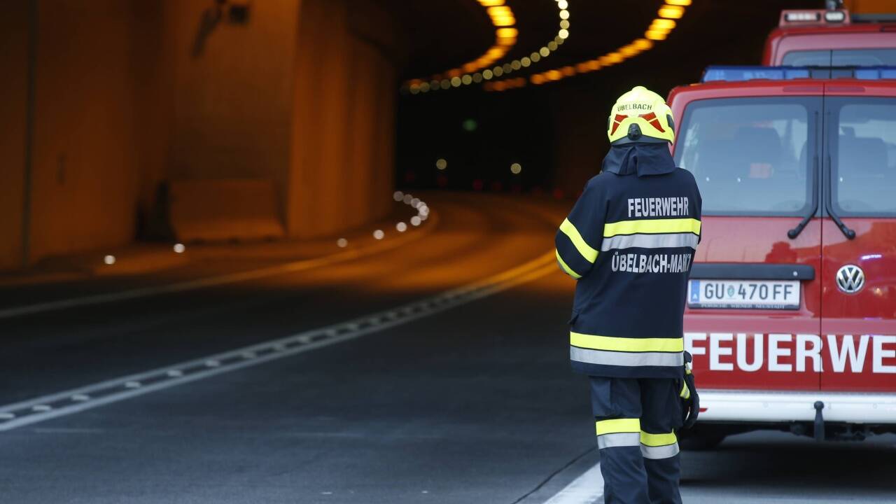 So sieht es im Tunnel an der Unglücksstelle nach den Löscharbeiten aus. 