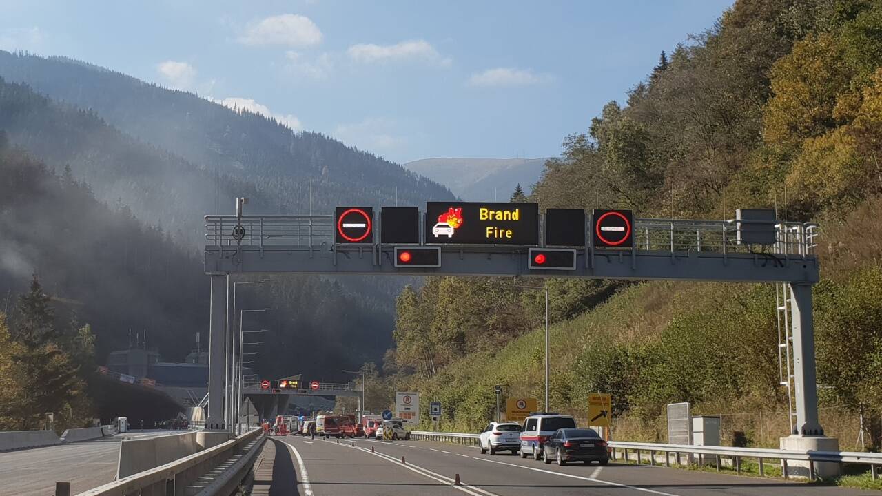 So sieht es im Tunnel an der Unglücksstelle nach den Löscharbeiten aus. 
