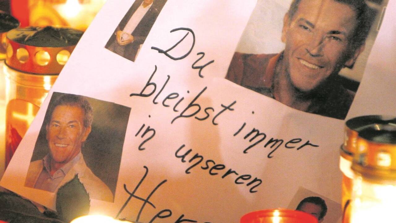 Jörg Haider raste alkoholisiert in den Tod. Viele seiner Fans wollen nicht wahrhaben, dass ihr Idol solch ein banales Ende fand. Jörg Haider raste alkoholisiert in den Tod. Viele seiner Fans wollen nicht wahrhaben, dass ihr Idol solch ein banales Ende fand.