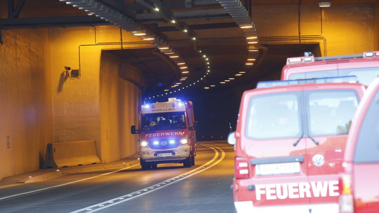 So sieht es im Tunnel an der Unglücksstelle nach den Löscharbeiten aus. 