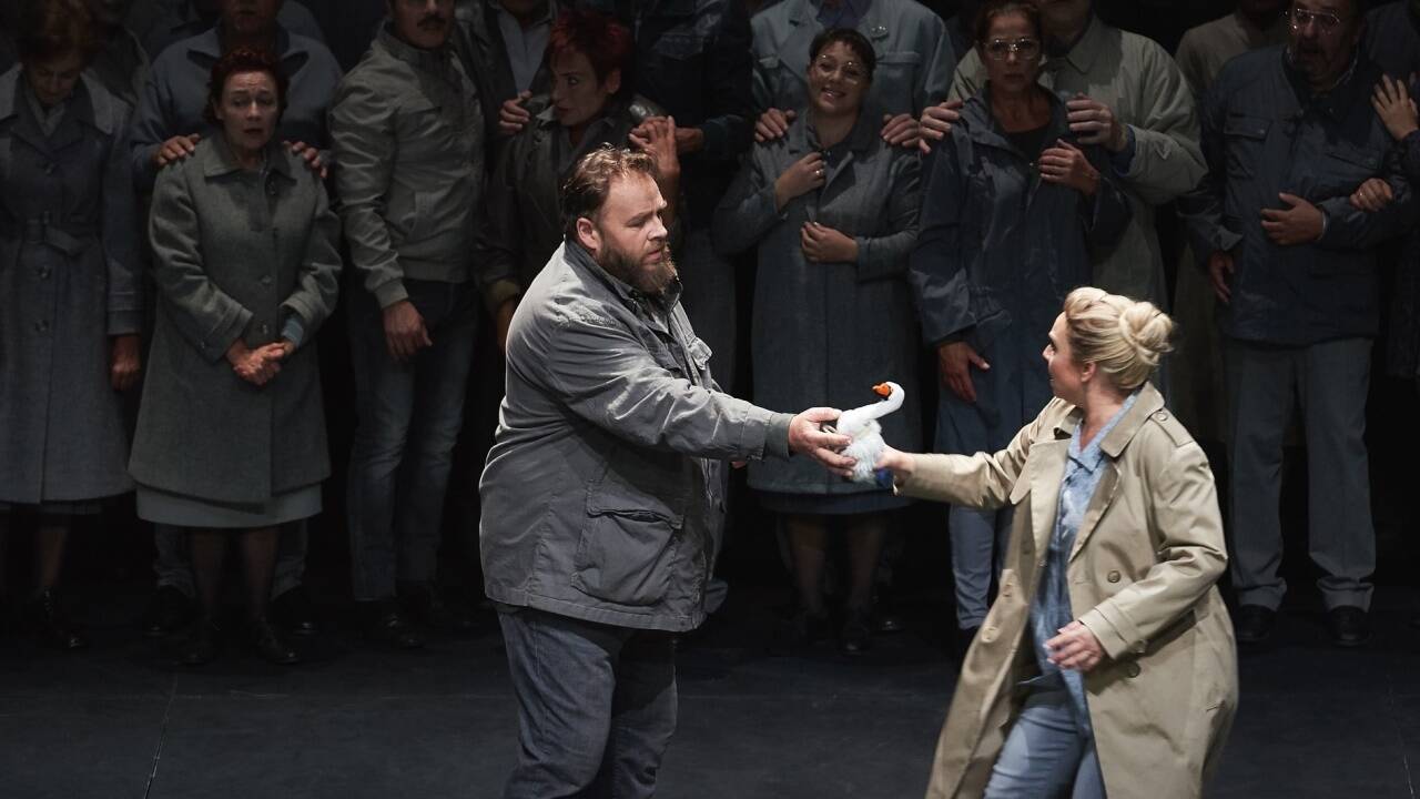 Michael König (Lohengrin), Simone Schneider (Elsa von Brabant), Staatsopernchor Stuttgart 
