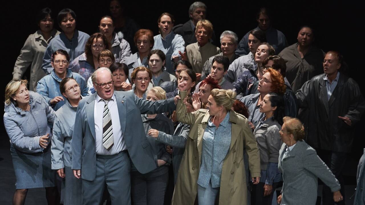 Martin Gantner (Friedrich von Telramund), Simone Schneider (Elsa von Brabant), Staatsopernchor Stuttgart 