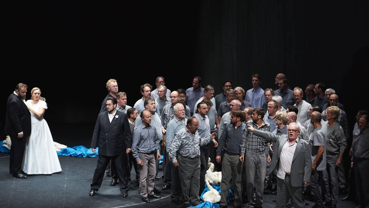 Michael König (Lohengrin), Simone Schneider (Elsa von Brabant), Goran Juric (Heinrich der Vogler), Martin Gantner (Friedrich von Telramund), Staatsopernchor Stuttgart 