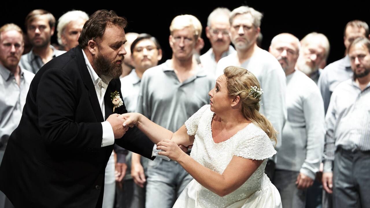Michael König (Lohengrin), Simone Schneider (Elsa von Brabant), Staatsopernchor Stuttgart 