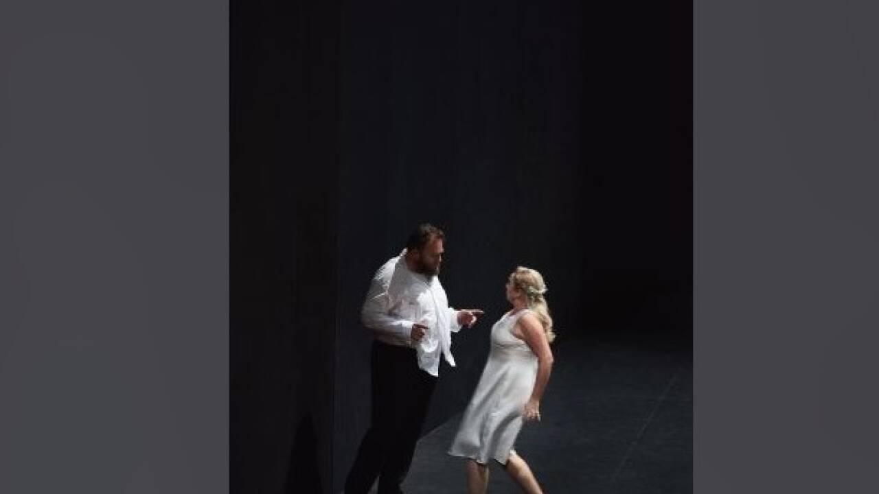 Michael König (Lohengrin), Simone Schneider (Elsa von Brabant) 