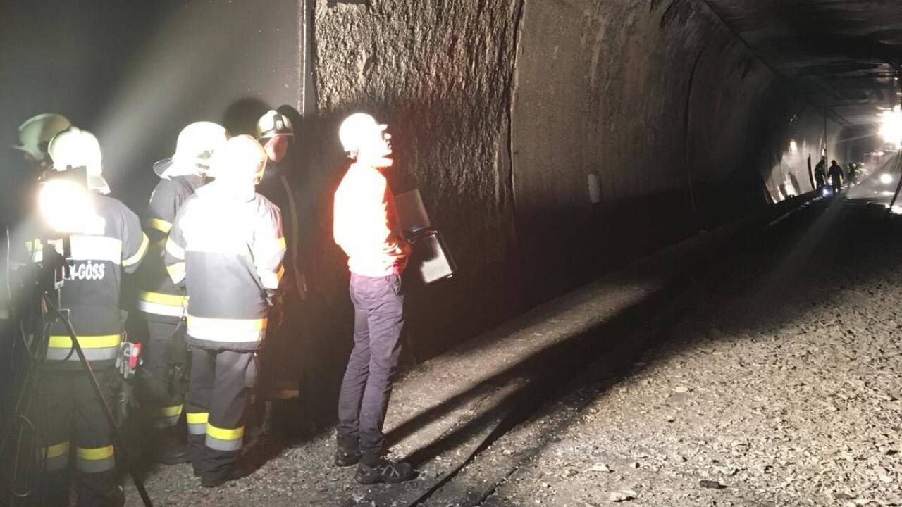 So sieht es im Tunnel an der Unglücksstelle nach den Löscharbeiten aus. 