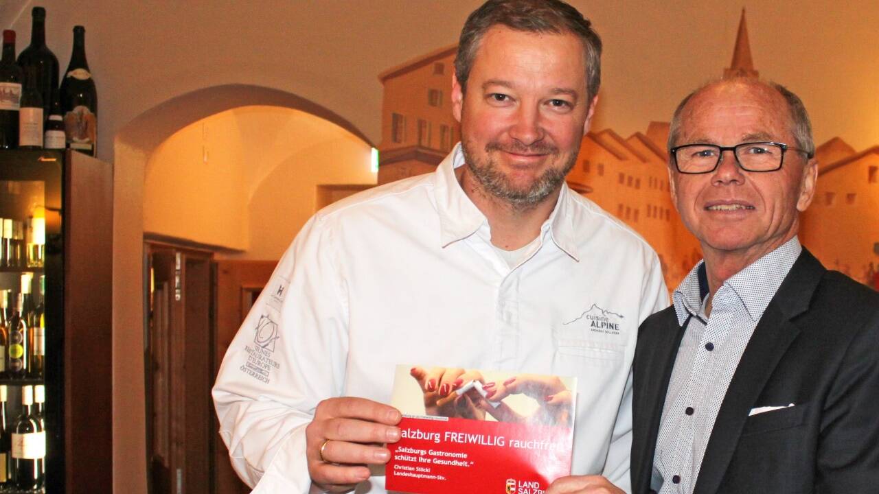 Die Döllerers Genusswelten sind einer von 200 Gastronomiebetrieben in Salzburg, die bei der Aktion „Salzburg - freiwillig rauchfrei“ mitmachen. Aufgeklebt wurde das Pickerl im April, überbracht hat es Landesrat Christian Stöckl. 
