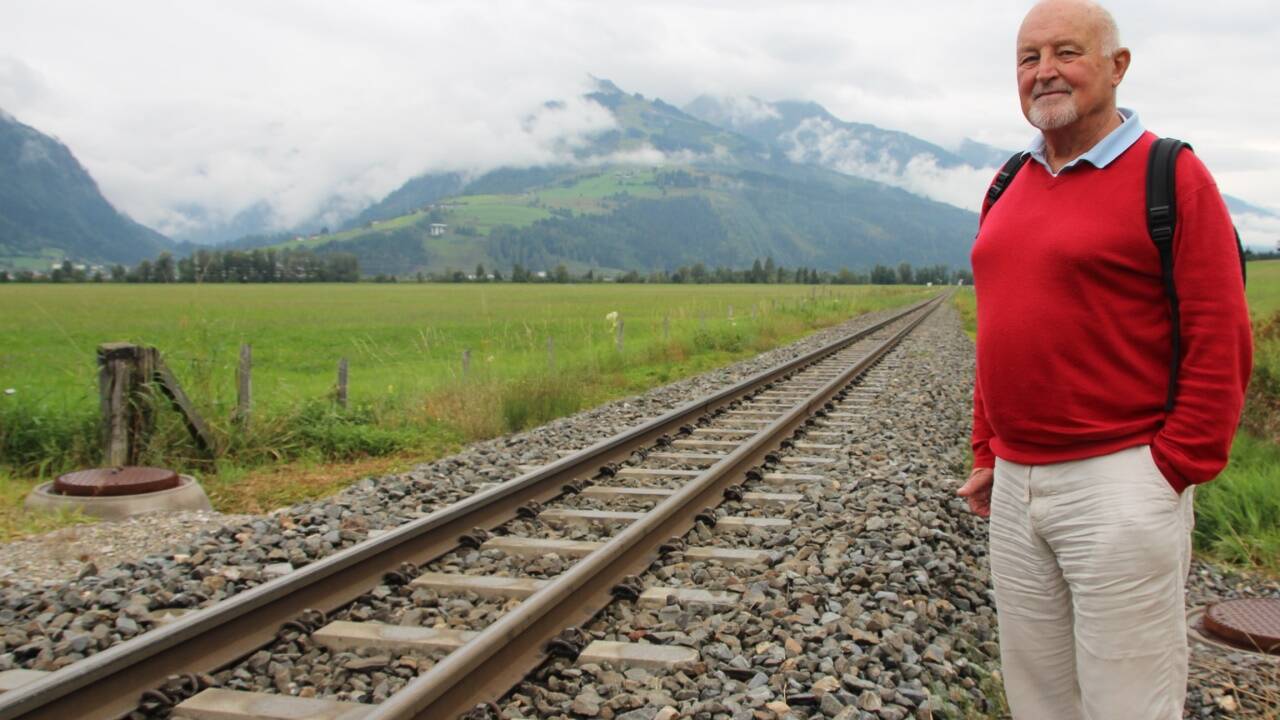 Erwin Krexhammer von der Fahrgastinitiative Pro Bahn wünscht sich, dass die Pinzgauer Lokalbahn hier nach Kaprun (hinten links) abzweigt. Erwin Krexhammer von der Fahrgastinitiative Pro Bahn wünscht sich, dass die Pinzgauer Lokalbahn hier nach Kaprun (hinten links) abzweigt.