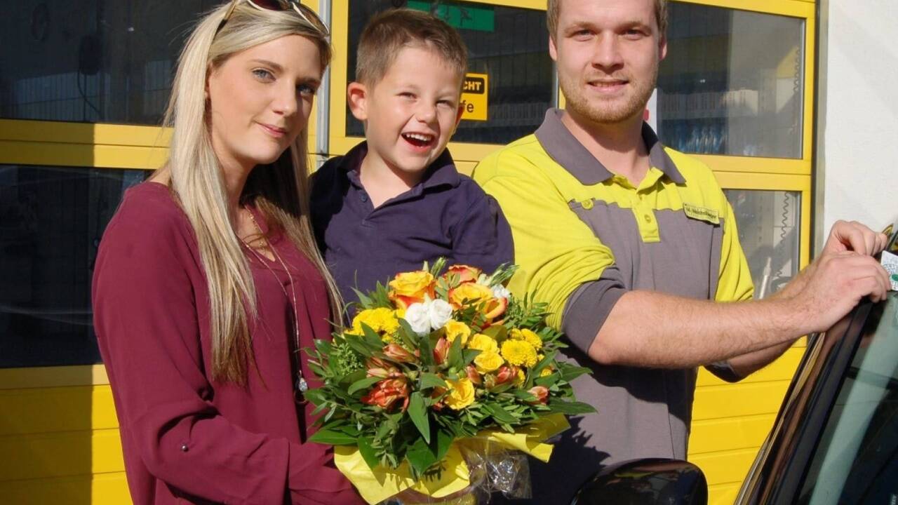 Bianca Pühringer mit Sohn Luca und Öamtc-Techniker Manuel Weichslberger. 