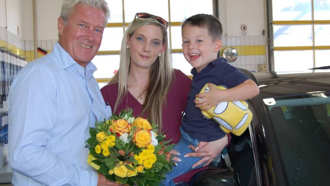ÖAMTC-Chef Erich Lobensommer gratulierte der Thalgauerin Bianca Pühringer. 