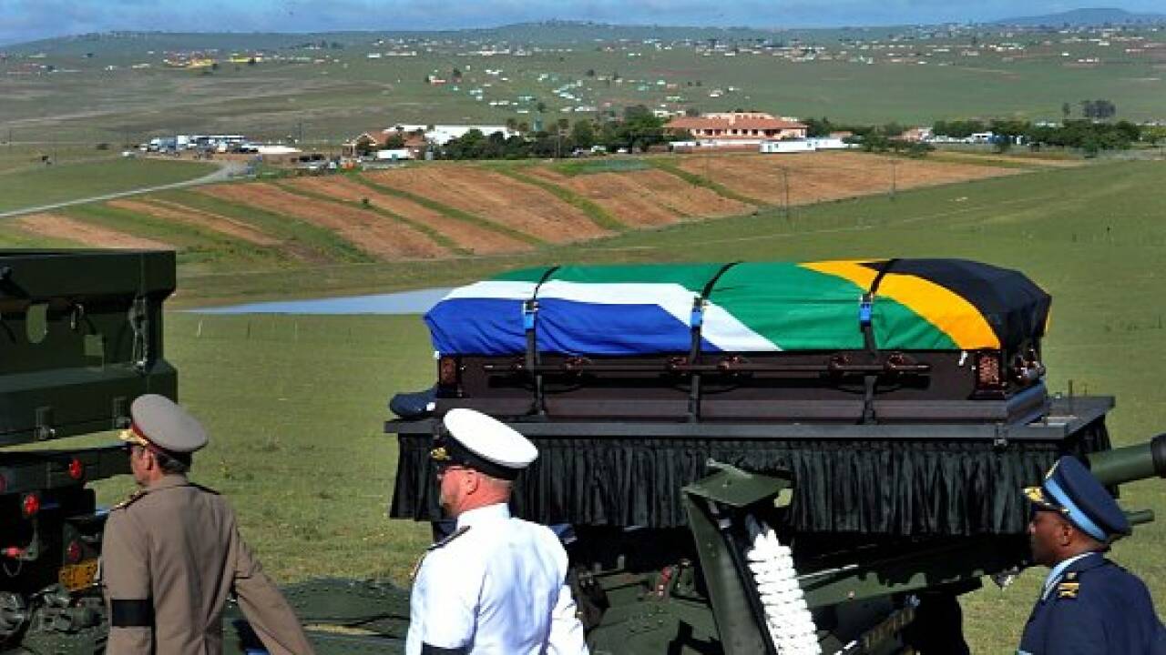 Nelson Mandela in seinem Heimatdorf beigesetzt