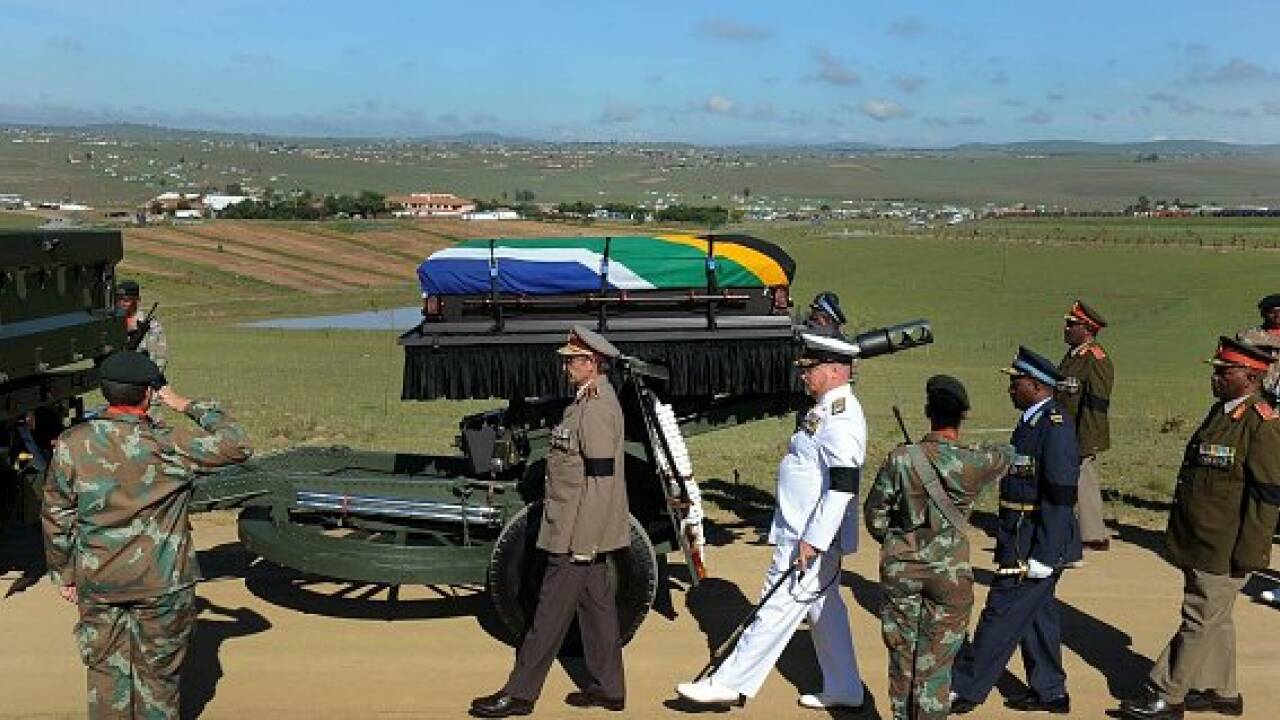 Nelson Mandela in seinem Heimatdorf beigesetzt