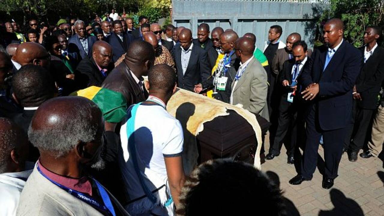 Nelson Mandela in seinem Heimatdorf beigesetzt