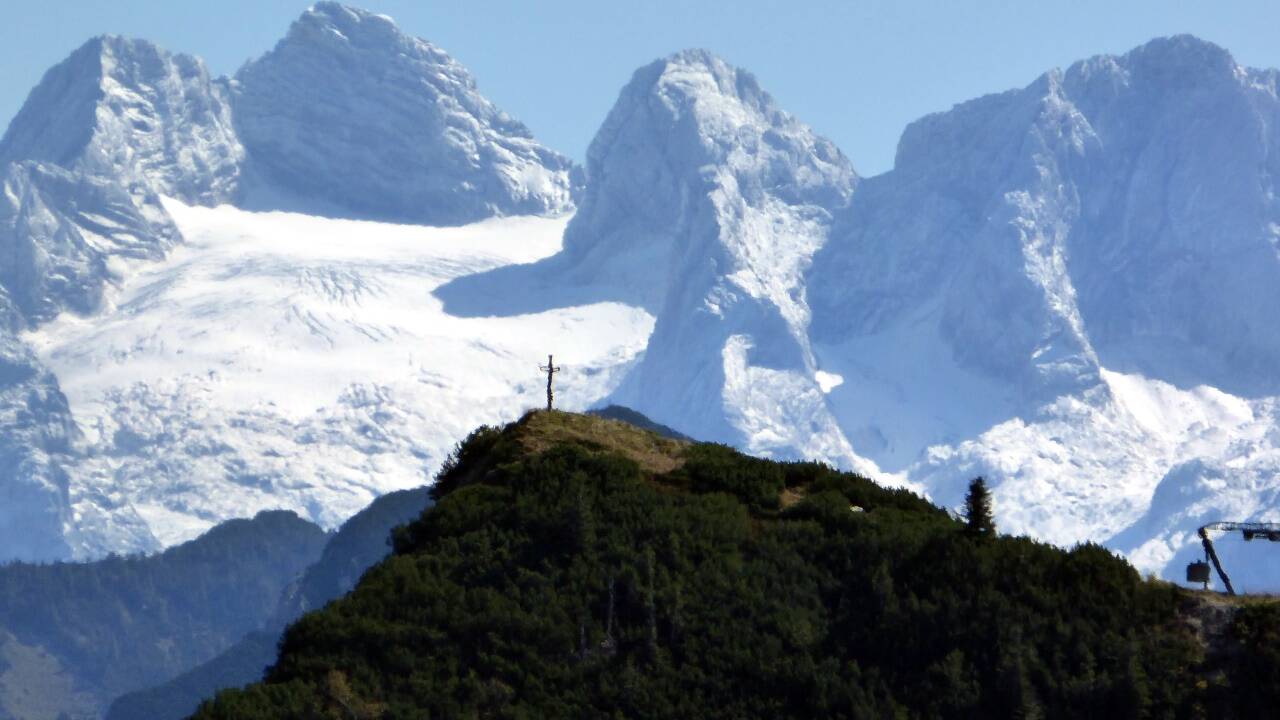 Dank Föhn und Zoom kommen sich das Wieserhörndl und der Dachstein vom Standort Eibleck aus betrachtet schon ziemlich nahe.  