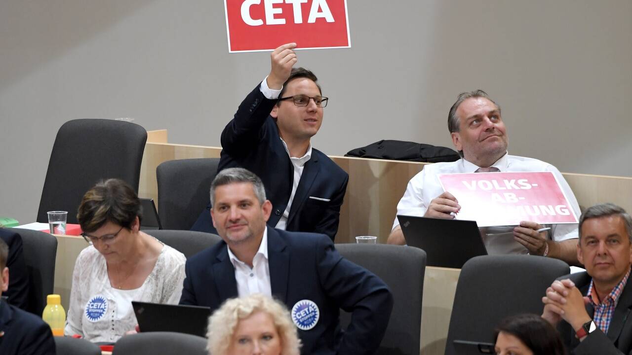 Politik darf nicht auf Ja-Nein-Entscheidungen reduziert werden. Im Bild eine Protestaktion im Parlament gegen das europäisch-kanadische Freihandelsabkommen CETA. Politik darf nicht auf Ja-Nein-Entscheidungen reduziert werden. Im Bild eine Protestaktion im Parlament gegen das europäisch-kanadische Freihandelsabkommen CETA.