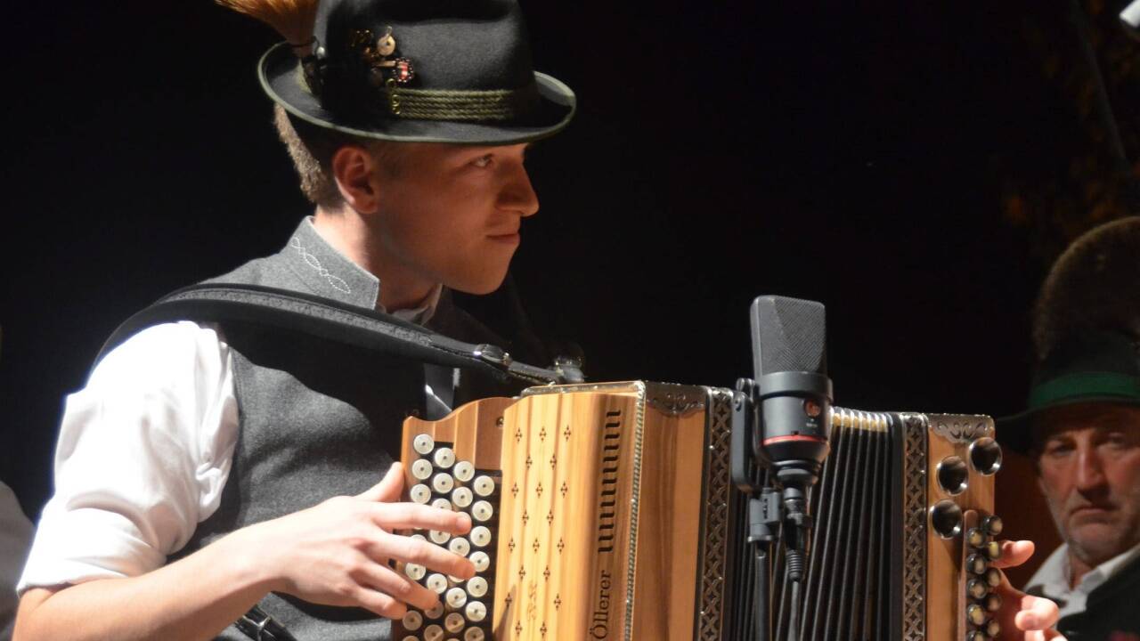 Fabian Klaushofer von der „D’Saitn-Knopf-Musi“ spielt auf.   Fabian Klaushofer von der „D’Saitn-Knopf-Musi“ spielt auf.