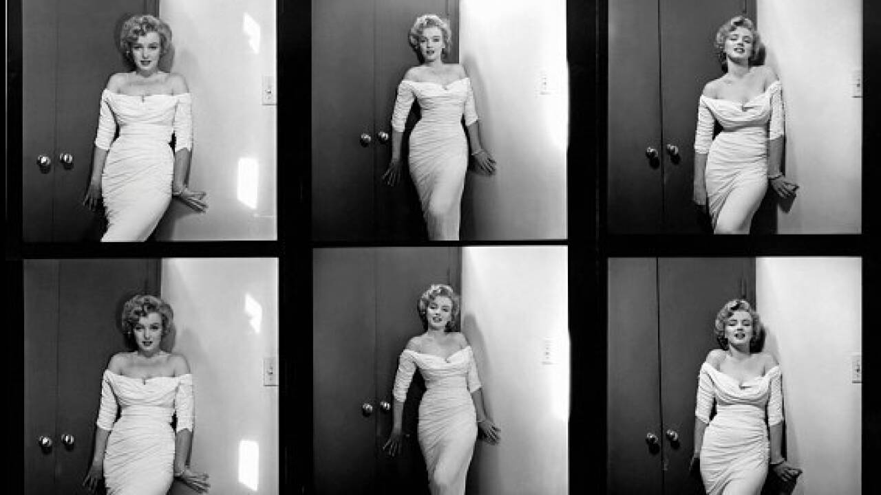 ". . . nur ein paar Tropfen Chanel No 5. . ." ". . . nur ein paar Tropfen Chanel No 5. . ."