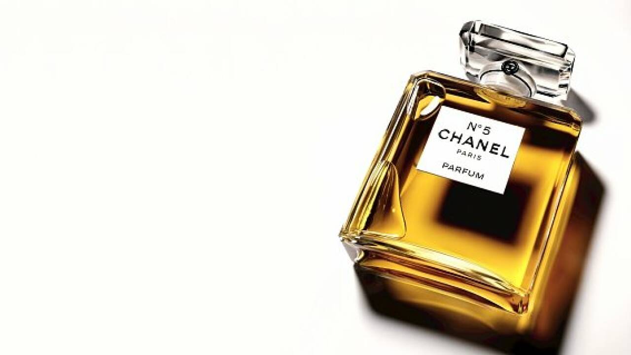 ". . . nur ein paar Tropfen Chanel No 5. . ." ". . . nur ein paar Tropfen Chanel No 5. . ."