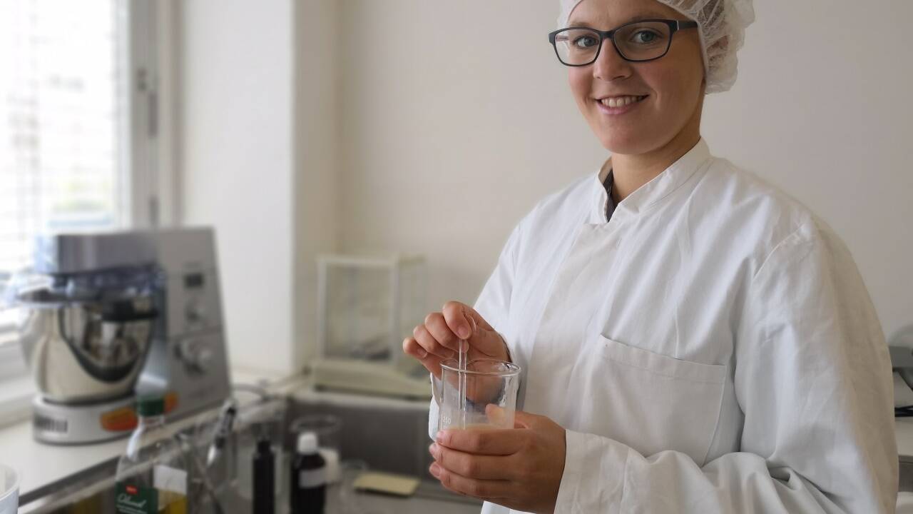 Die gelernte Chemikerin testet die Rezeptur für einen Pfotenbalsam.  