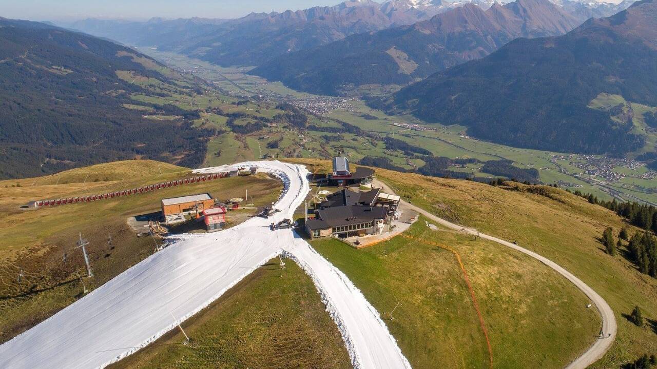 Zwei Schneebänder auf der Resterhöhe in einer Landschaft, die zum Wandern einlädt. 