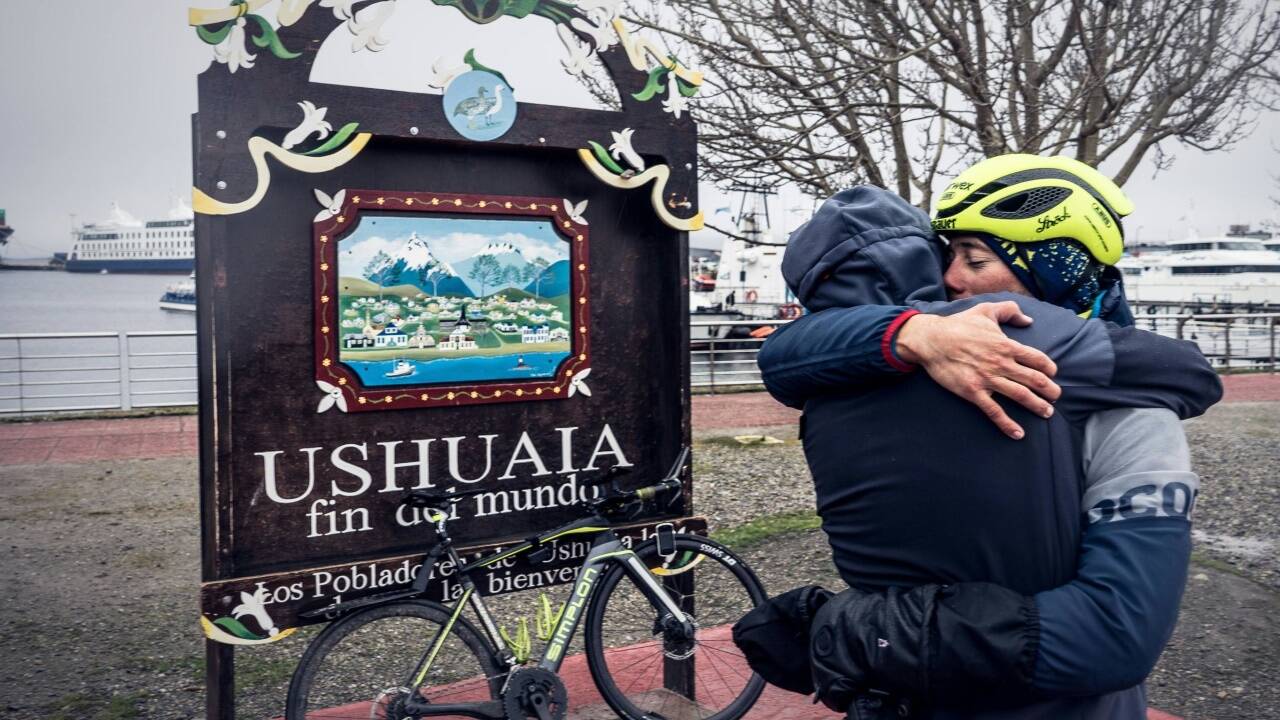 Extremsportler Michael Strasser am Dienstag, 16. Oktober 2018, im Ziel in der argentinischen Stadt Ushuaia. 