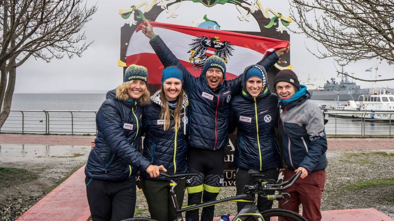 Extremsportler Michael Strasser (M) mit seinem Team am Dienstag, 16. Oktober 2018, im Ziel in der argentinischen Stadt Ushuaia. 