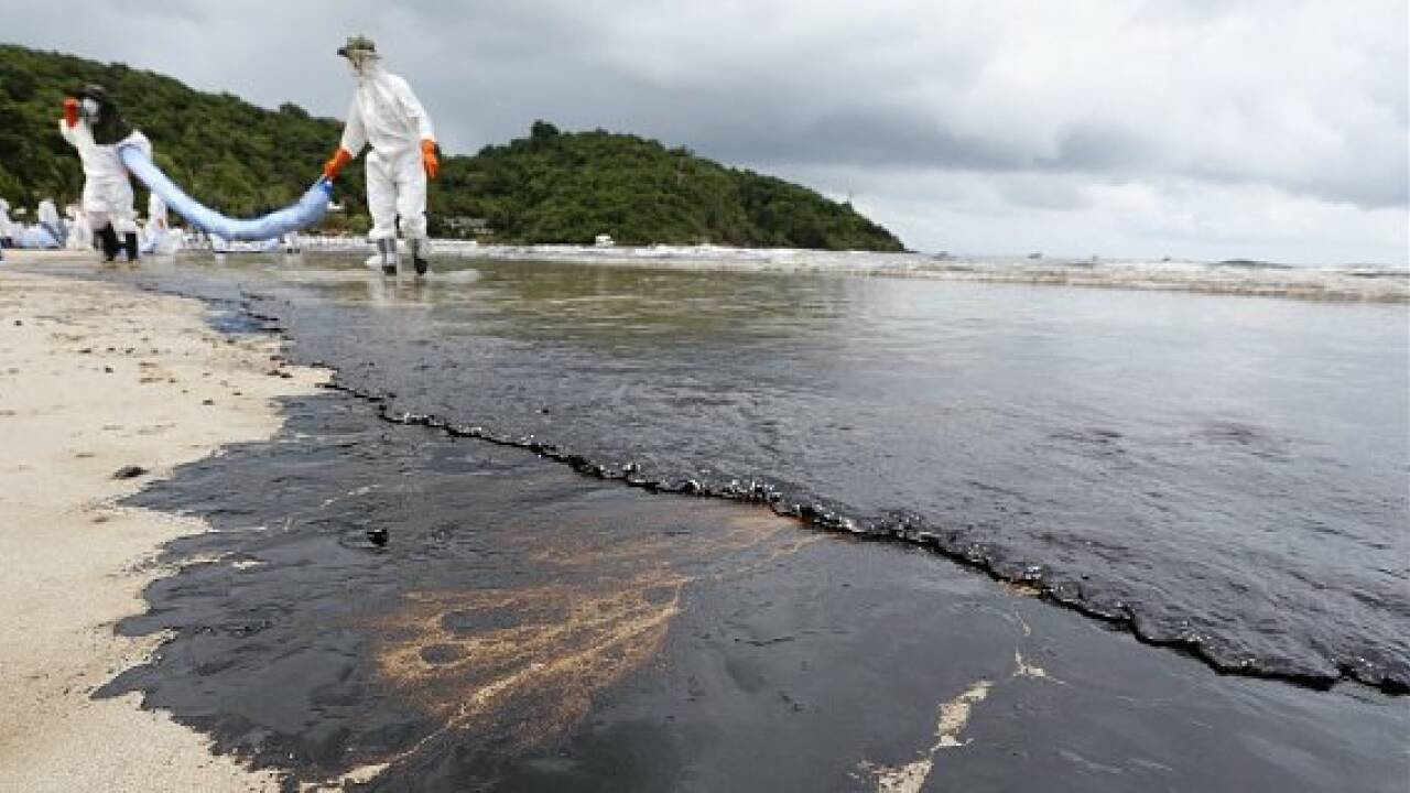 Ölpest: Aufräumen am Strand von Ko Samet