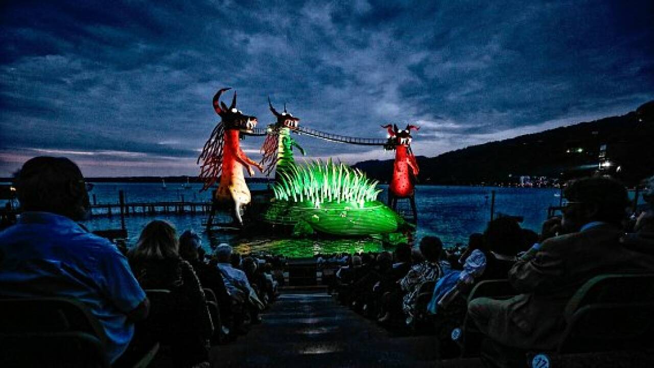 "Zauberflöte" in Bregenz: Drei Katzen wachen am See