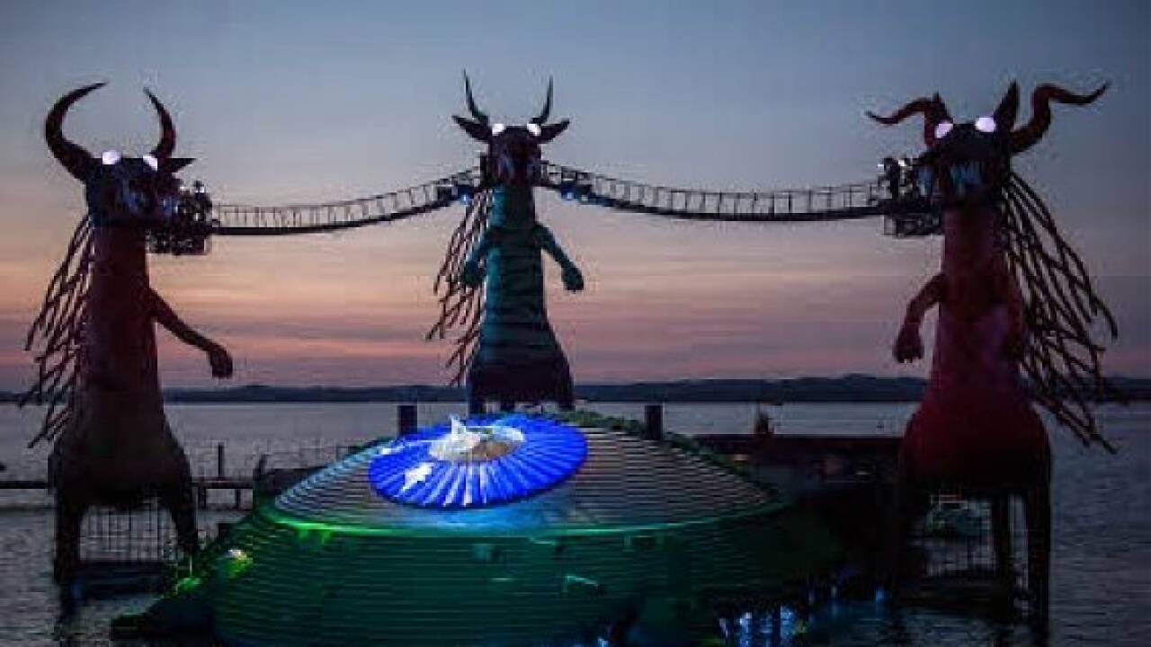 "Zauberflöte" in Bregenz: Drei Katzen wachen am See