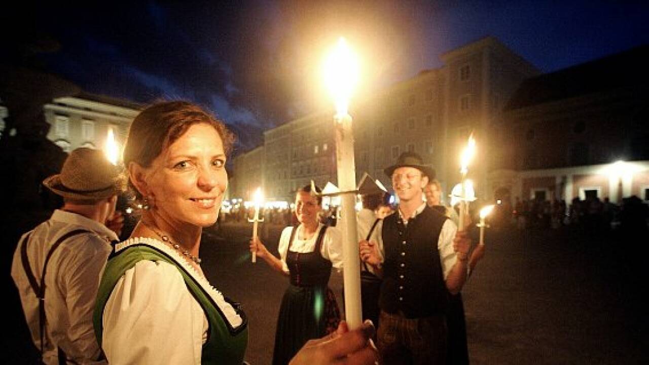Ein krachender Ehrensalut samt Fackeltanz