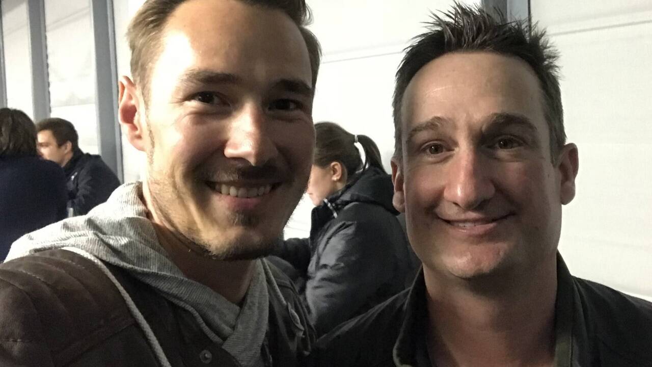 Sheldon Moser (rechts) traf in der Eisarena u. a. Skeet-Olympiaschützen Sebastian Kuntschik. 
