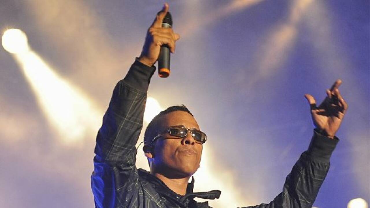 Xavier Naidoo spielt spontan für Flutopfer