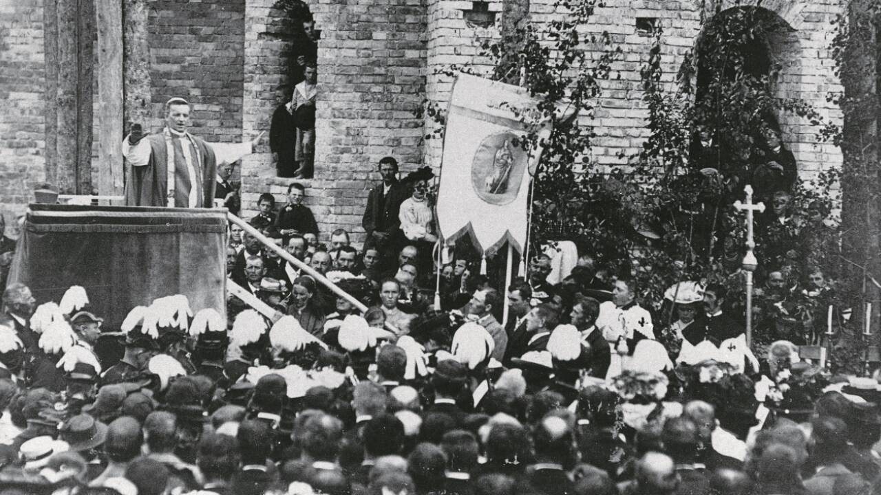 Balthasar Kaltner führte die Salzburger Kirche als Erzbischof durch den Ersten Weltkrieg. Das Bild zeigt ihn als Weihbischof 1906 bei der Weihe der Kirche St. Nikolaus in Oberndorf. Balthasar Kaltner führte die Salzburger Kirche als Erzbischof durch den Ersten Weltkrieg. Das Bild zeigt ihn als Weihbischof 1906 bei der Weihe der Kirche St. Nikolaus in Oberndorf.