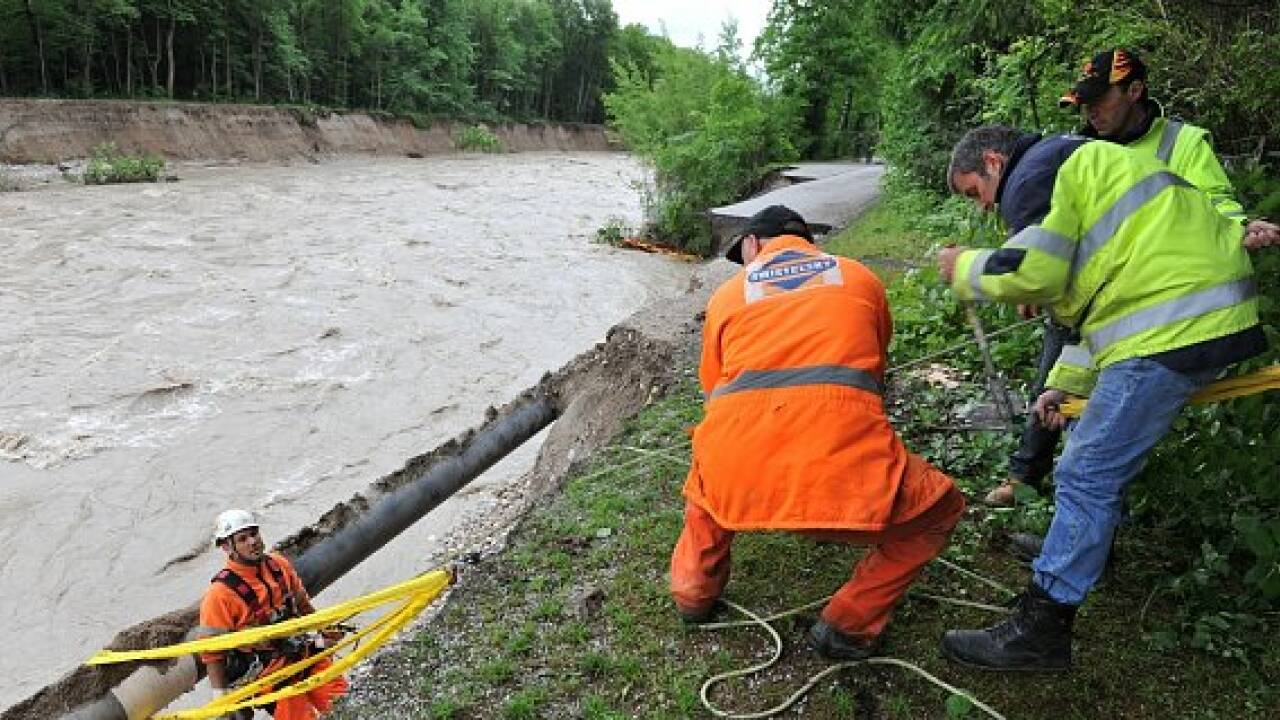 Saalachstraße weggerissen - Gasleitung gesichert