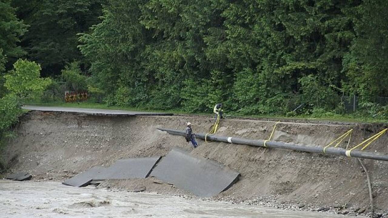 Saalachstraße weggerissen - Gasleitung gesichert