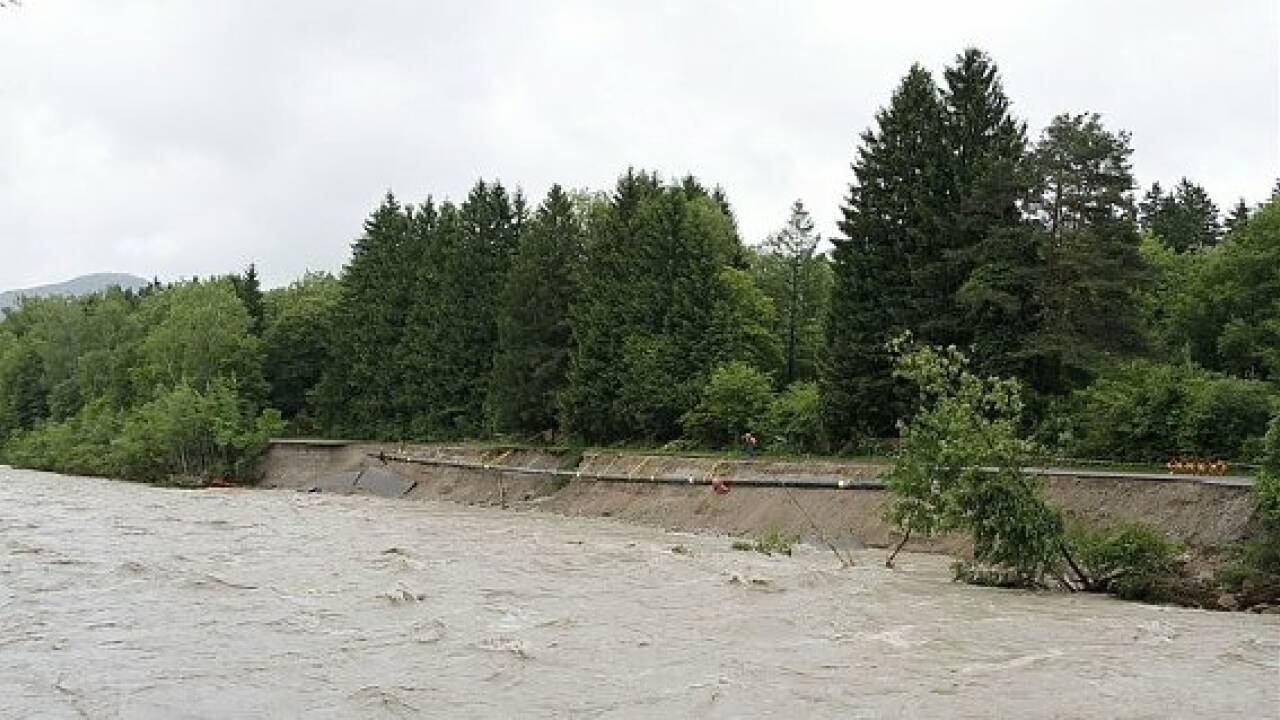Saalachstraße weggerissen - Gasleitung gesichert