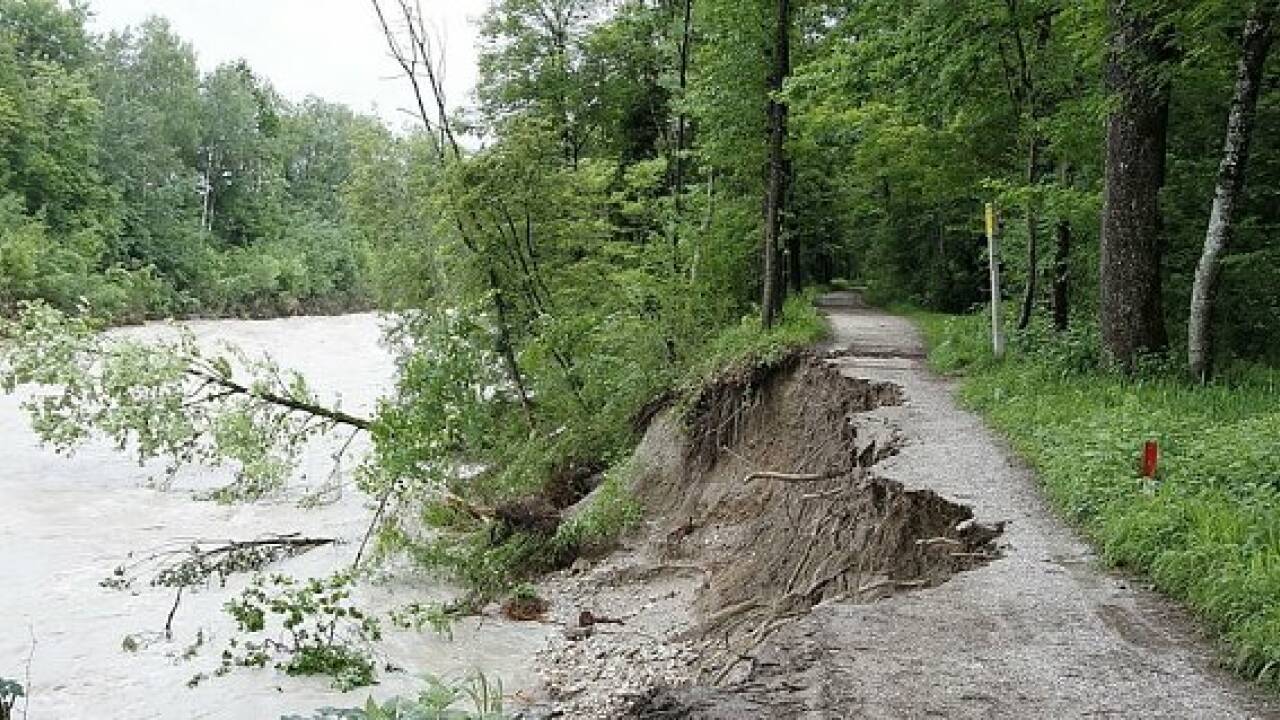 Saalachstraße weggerissen - Gasleitung gesichert