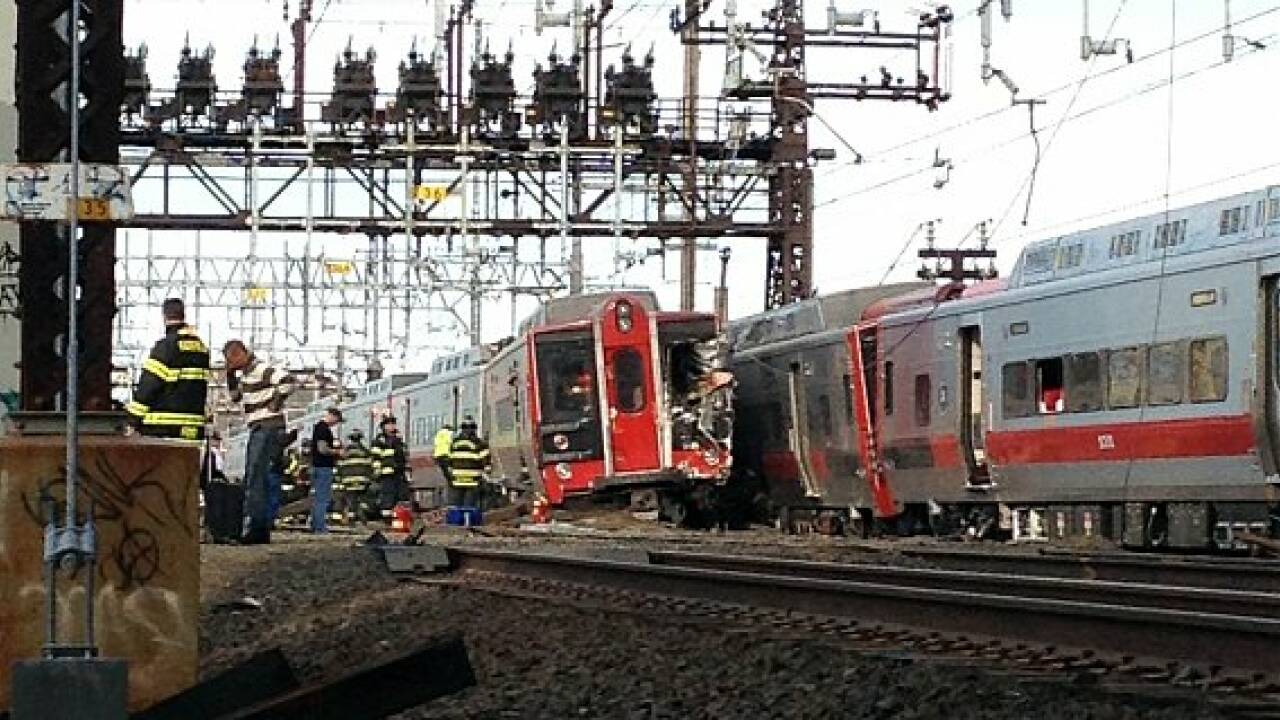 60 Verletzte bei Zugsunglück in der Nähe von New York 60 Verletzte bei Zugsunglück in der Nähe von New York