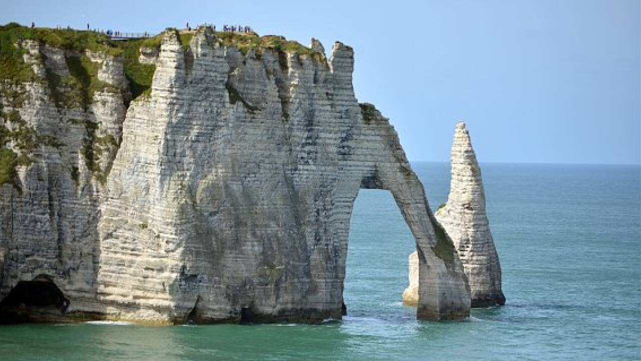 Eine Küste, die Kreide schluckt in der Normandie