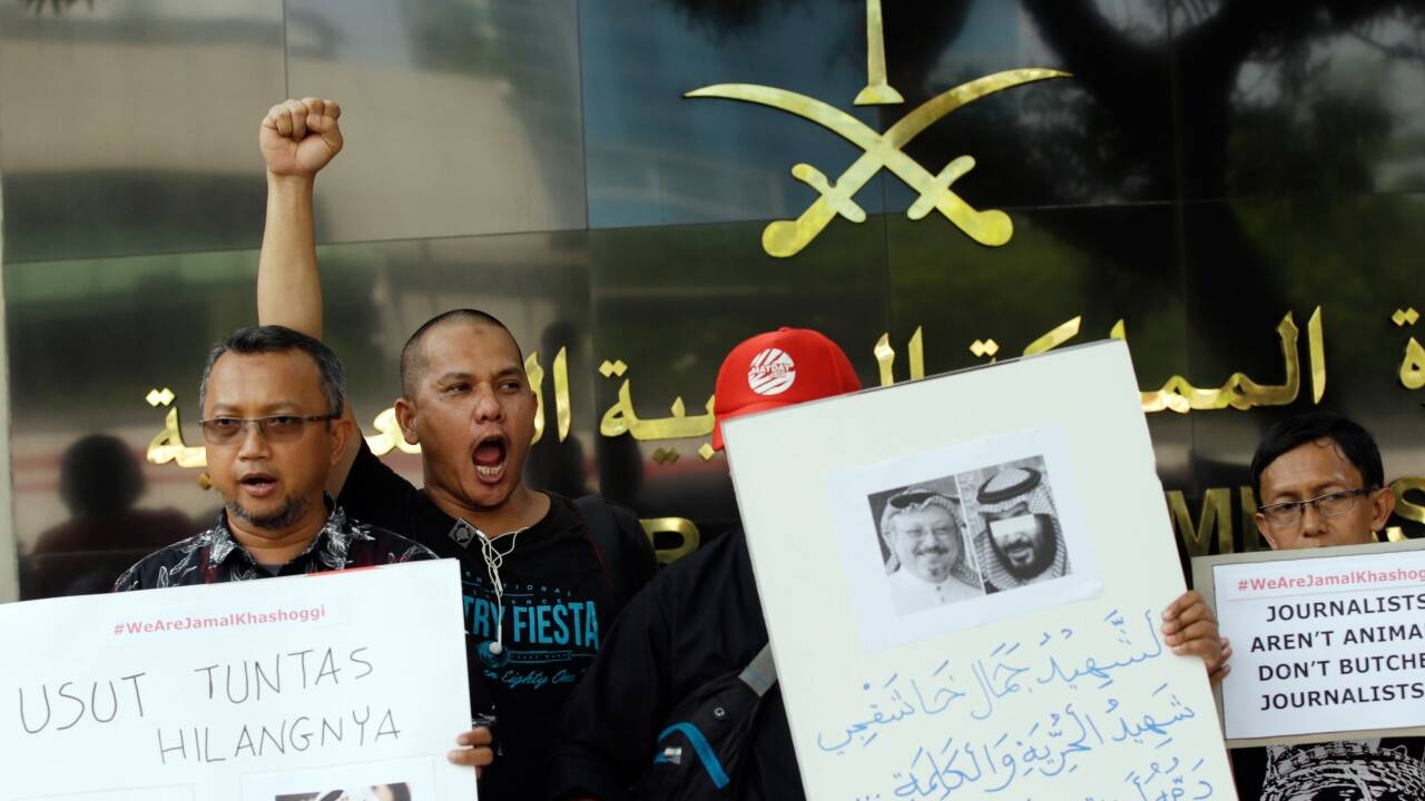 Indonesische Aktivisten protestieren gegen die mutmaßliche Ermordung des Journalisten Jamal Khashoggi. In Europa sind die Reaktionen bemerkenswert verhalten. Indonesische Aktivisten protestieren gegen die mutmaßliche Ermordung des Journalisten Jamal Khashoggi. In Europa sind die Reaktionen bemerkenswert verhalten.