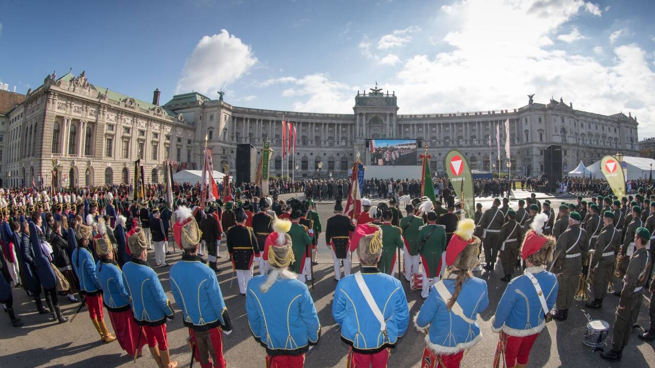 Festakt mit den Salzburger Schützen und Musikkapellen zum 100-Jahr-Jubiläum der Republik Österreich in Wien.  