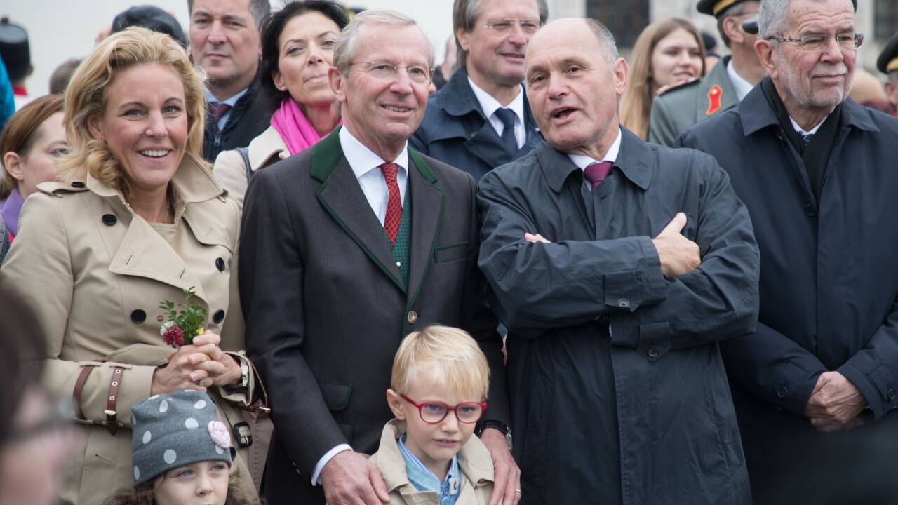 Salzburgs LH Wilfried Haslauer mit Gattin Christina und Sohn Leopold, Nationalratspräsident Wolfgang Sobotka und Bundespräsident Alexander Van der Bellen.  