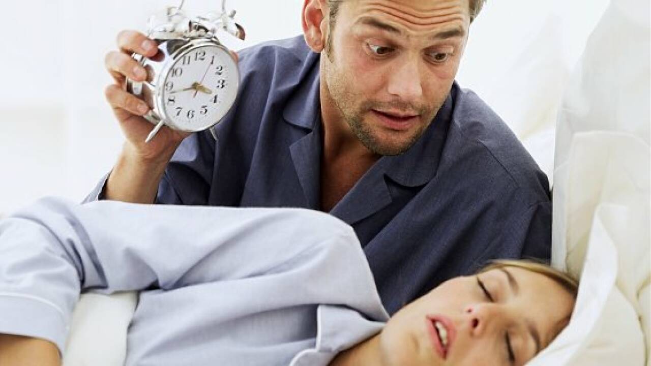 Männer lassen Partnerin nicht schnarchen