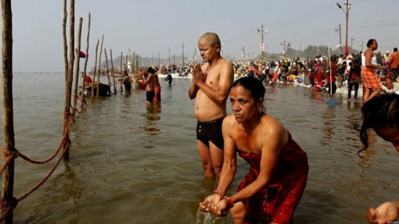 Pilgerfest: Millionen Hindus baden im Ganges
