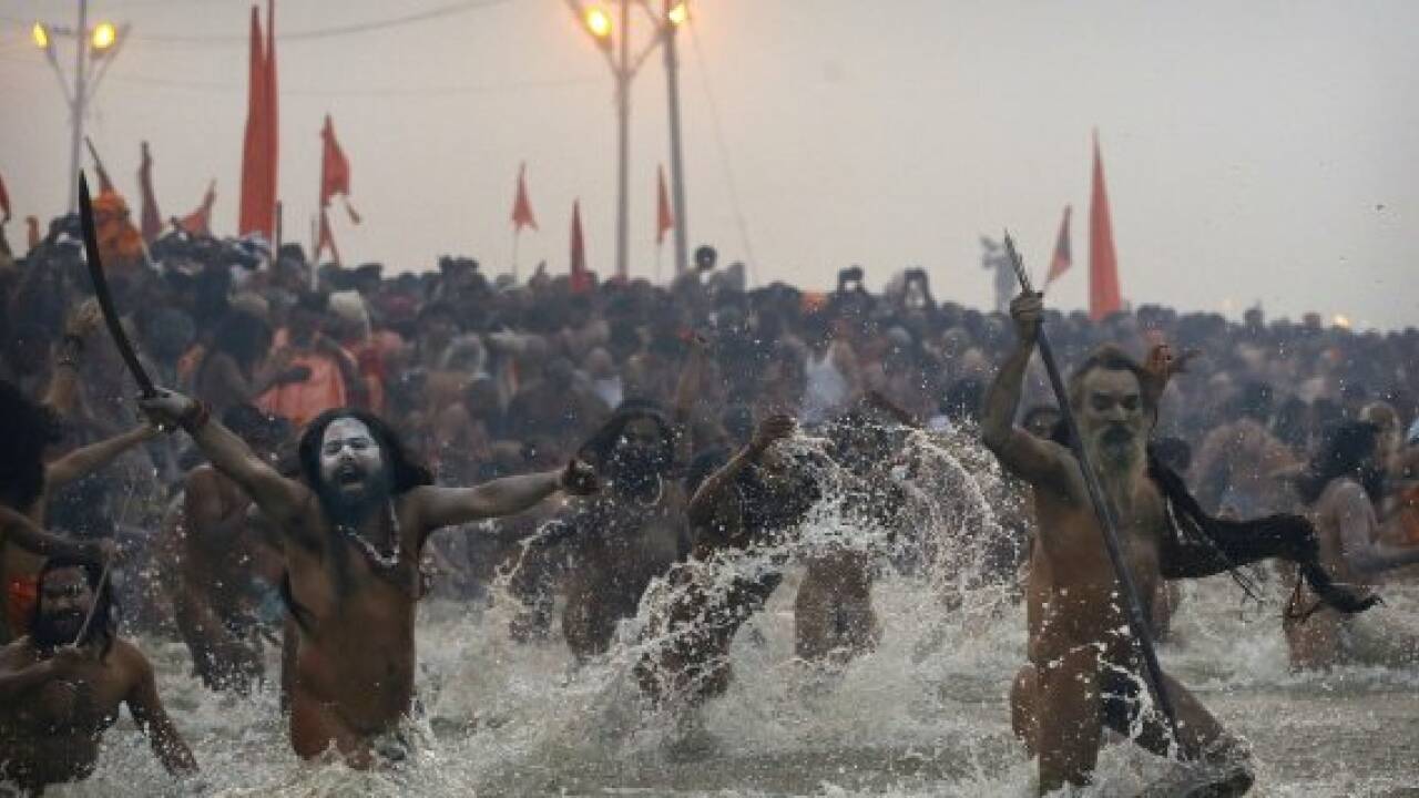 Pilgerfest: Millionen Hindus baden im Ganges
