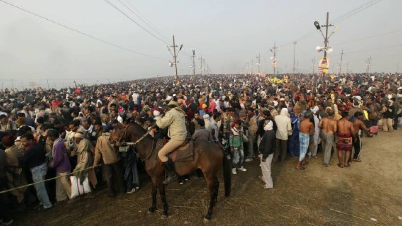 Pilgerfest: Millionen Hindus baden im Ganges